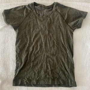 Lululemon Swiftly T-Shirt Size 6